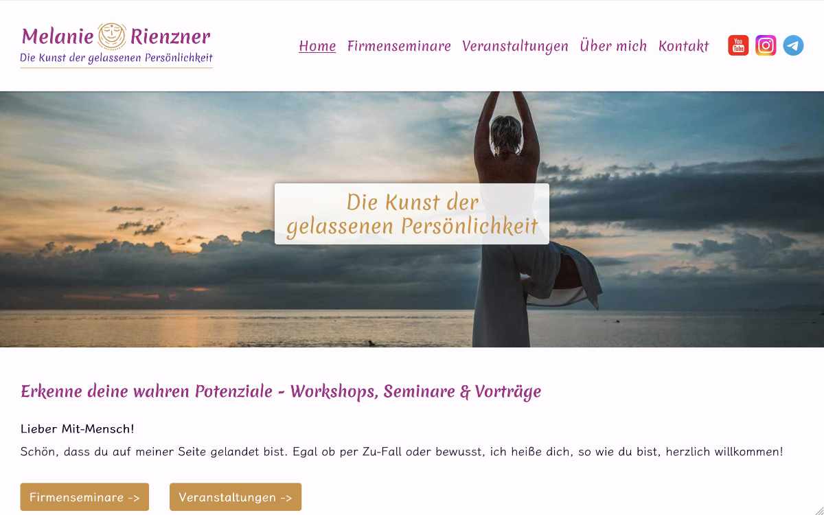 Laptop Bildschirm mit Bild der Homepage von Vokalensemble Stimmen